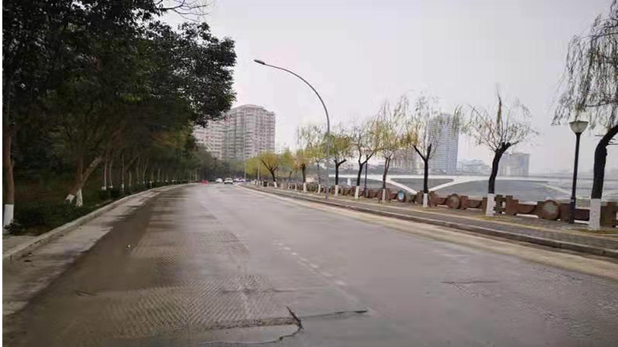 1.濱河北路東段路面提升改造前 1.濱河北路東段路面提升改造前